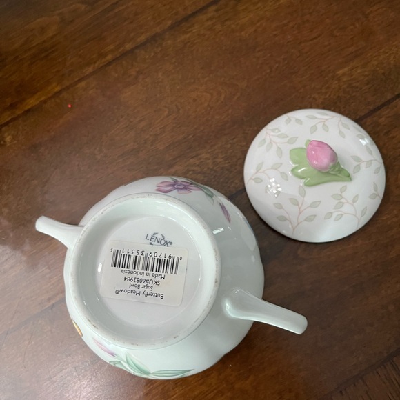 Lenox butterfly meadow white with flowers and butterfly sugar bowl, 5” x 6.25” - Picture 3 of 4
